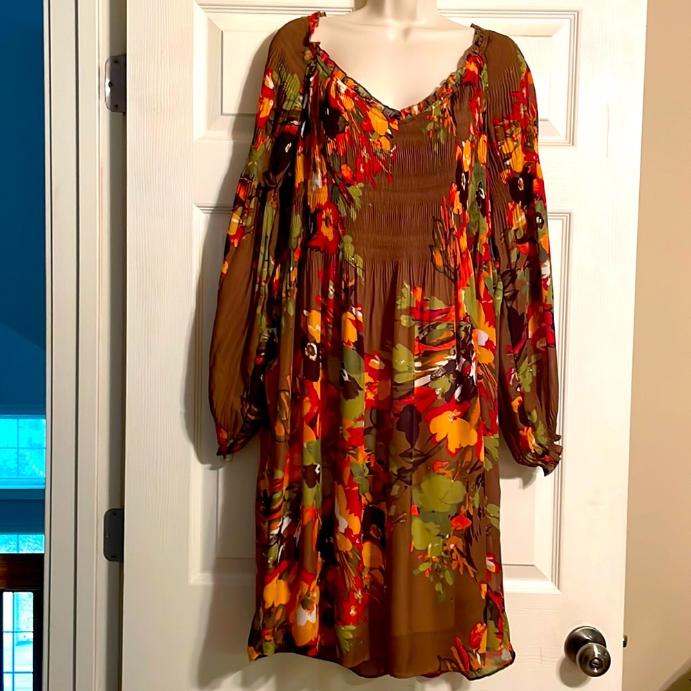 Beautiful flowy dress. Can wear any season. Very comfortable